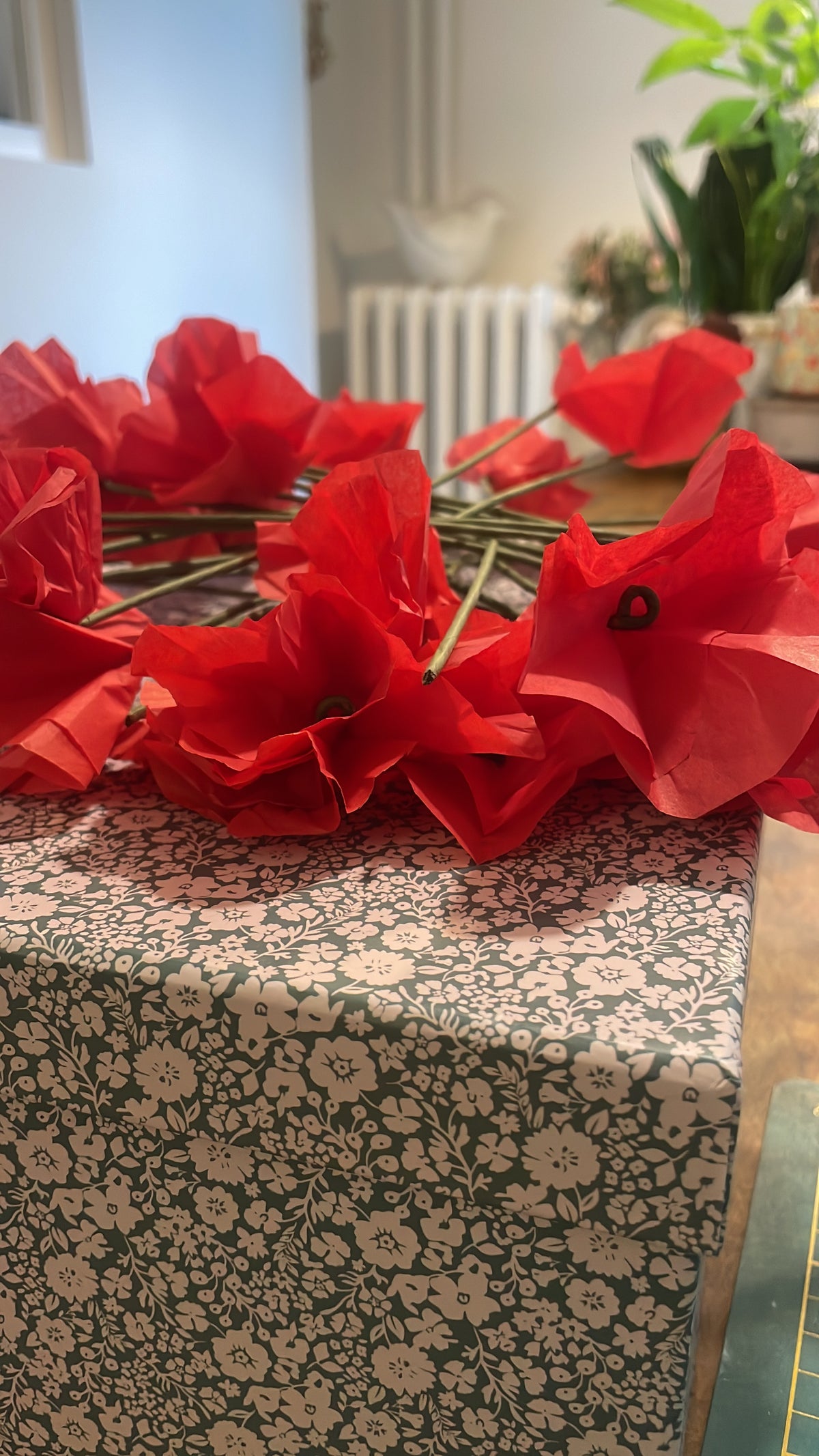 Bouquet de 15 coquelicots en papier de soie et vase en ceramique