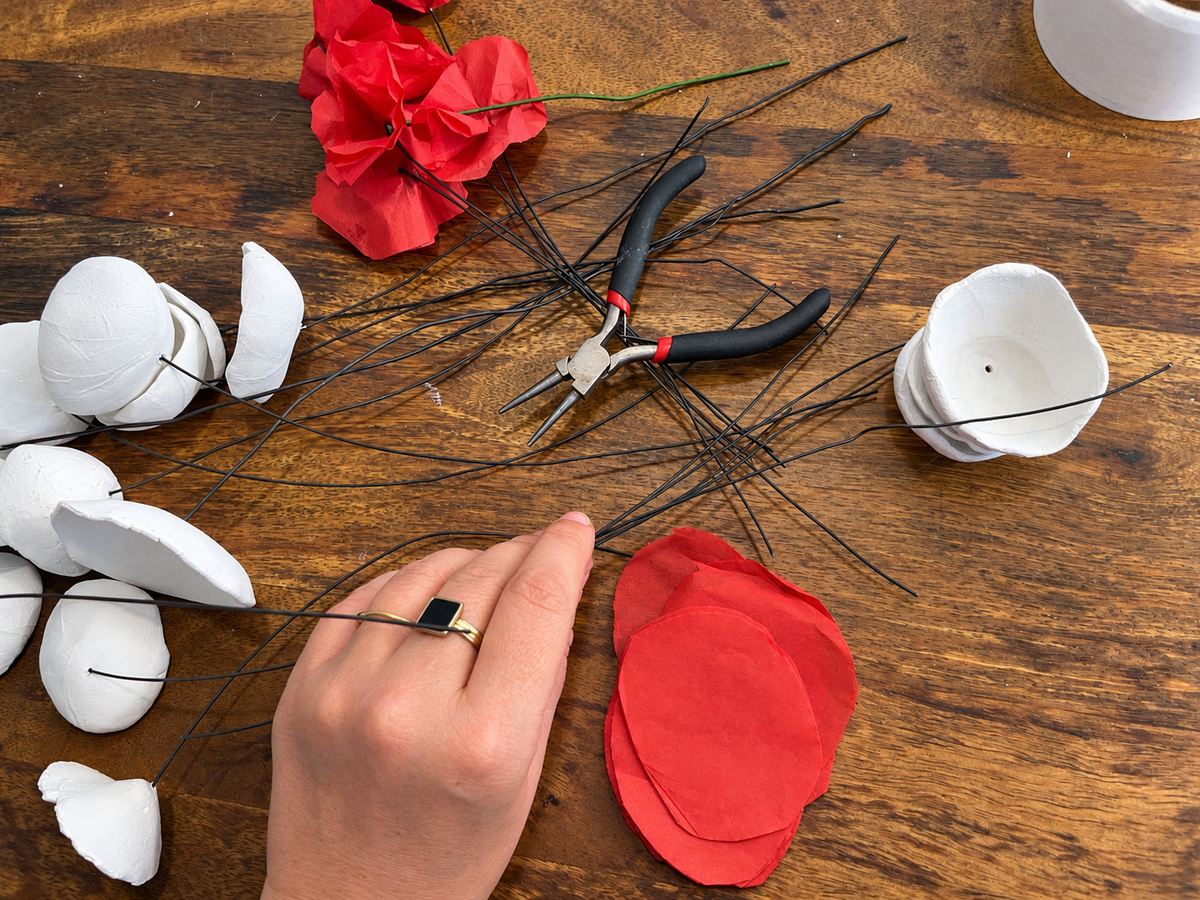 Fleur fOLavriL artisanale en argile sur tige en fil de fer recuit — décoration florale