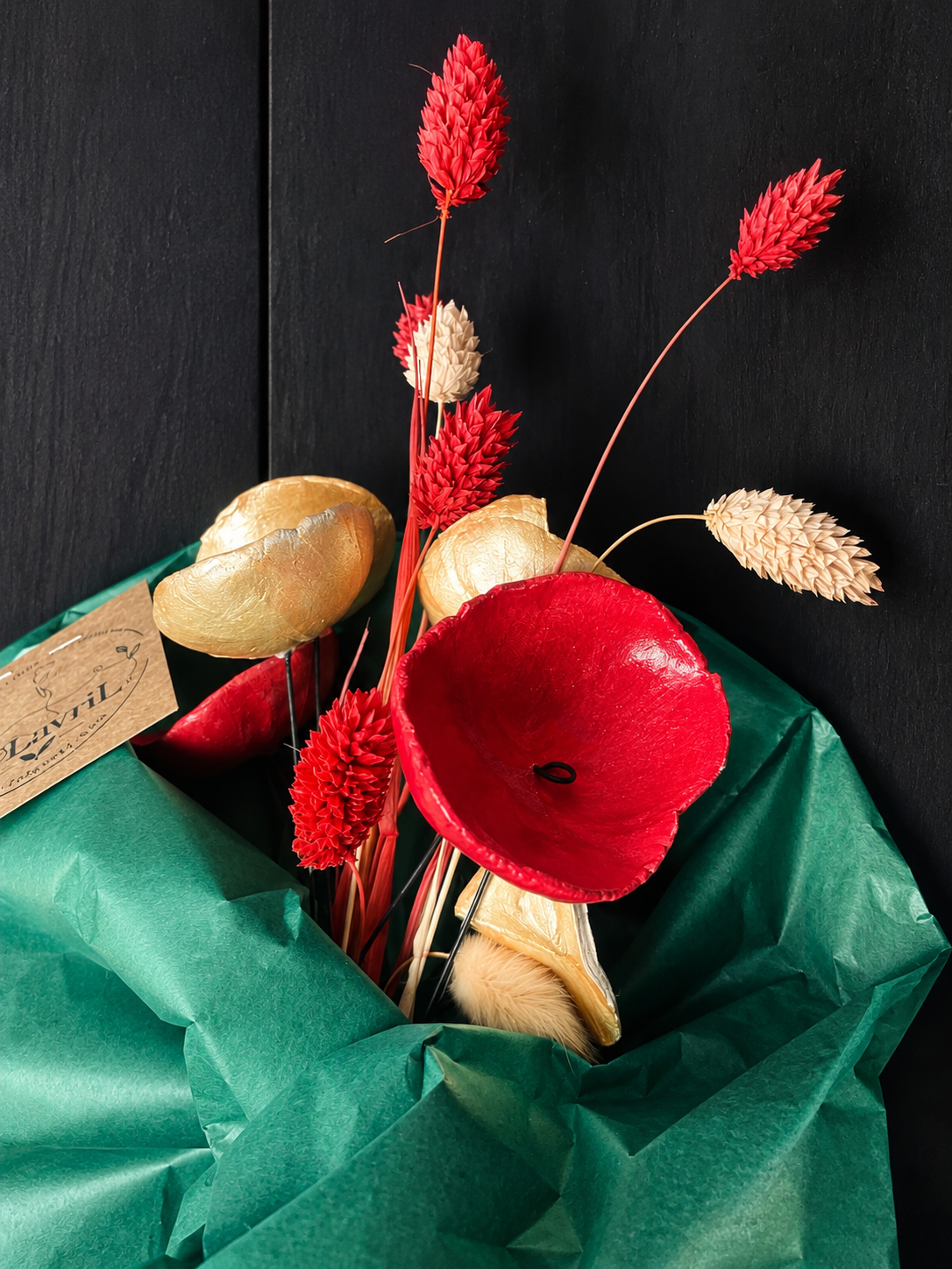 Composition florale de Noël : fleurs fOLavriL en argile dorées et rouges et fleurs séchées dans vase en ceramique