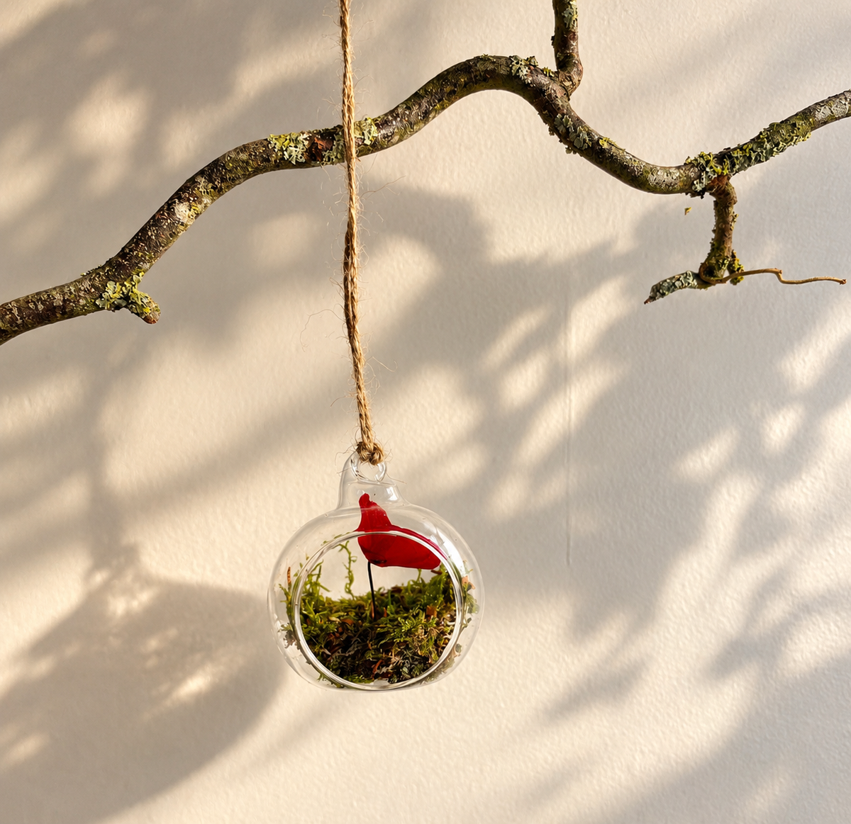 Boule de noël en verre, mousse et coquelicot — à accrocher au sapin
