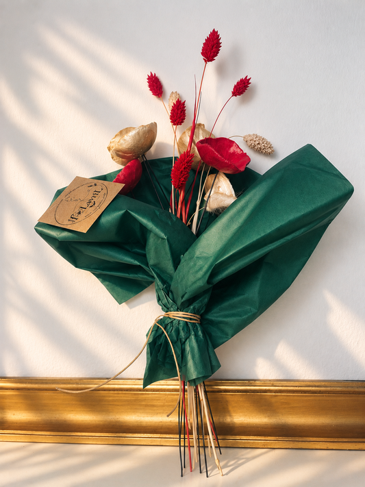 Composition florale de Noël : fleurs fOLavriL en argile dorées et rouges et fleurs séchées dans vase en ceramique