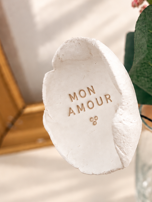 Fleur fOLavriL personnalisée en argile, gravée d’un prénom ou d’un message | Faite main