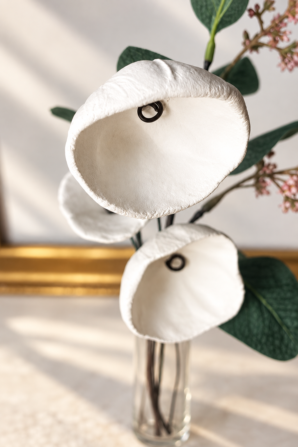 Fleur fOLavriL artisanale en argile sur tige en fil de fer recuit — décoration florale