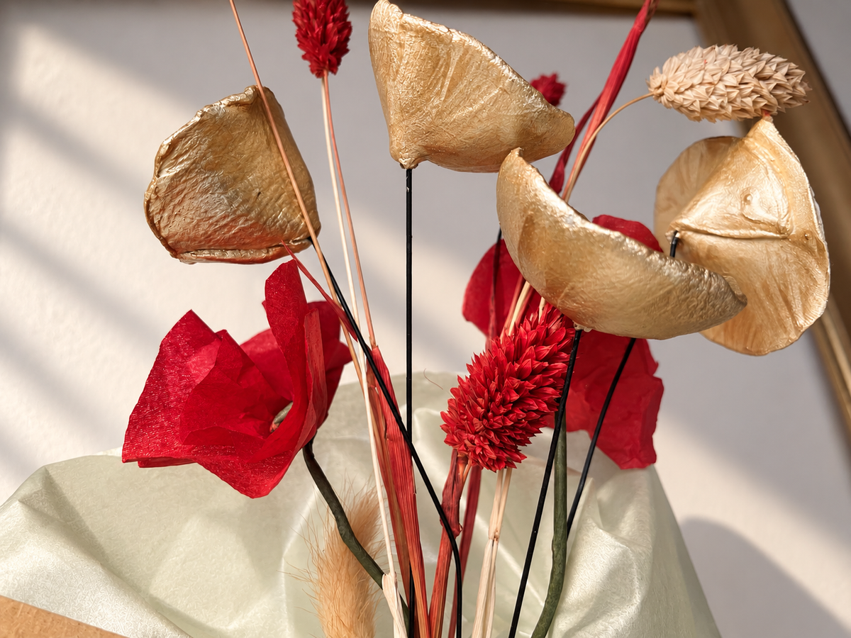 Bouquet de Noël: Fleurs en argile dorées, coquelicots et fleurs séchées crème