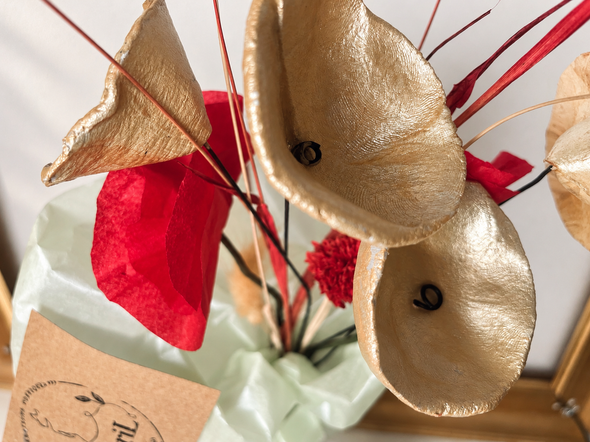Bouquet de Noël: Fleurs en argile dorées, coquelicots et fleurs séchées crème