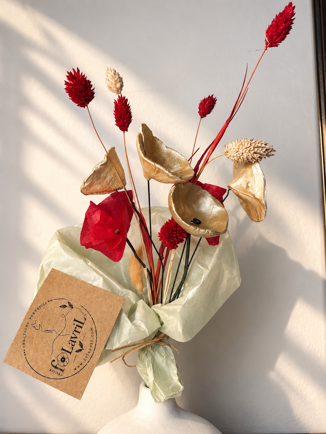 Bouquet de Noël: Fleurs en argile dorées, coquelicots et fleurs séchées crème