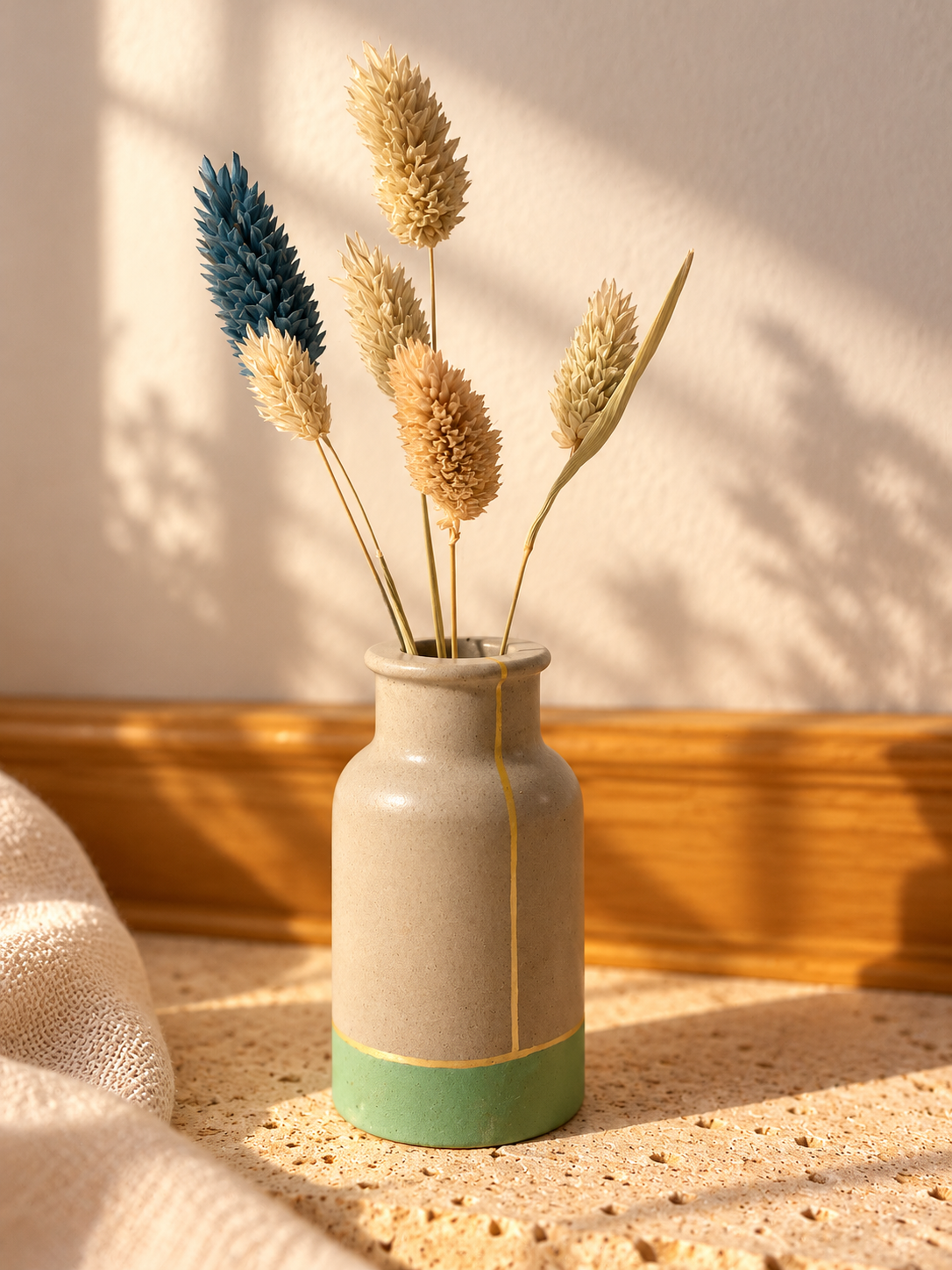 Vase Cléopâtre en béton — Or et vert amande