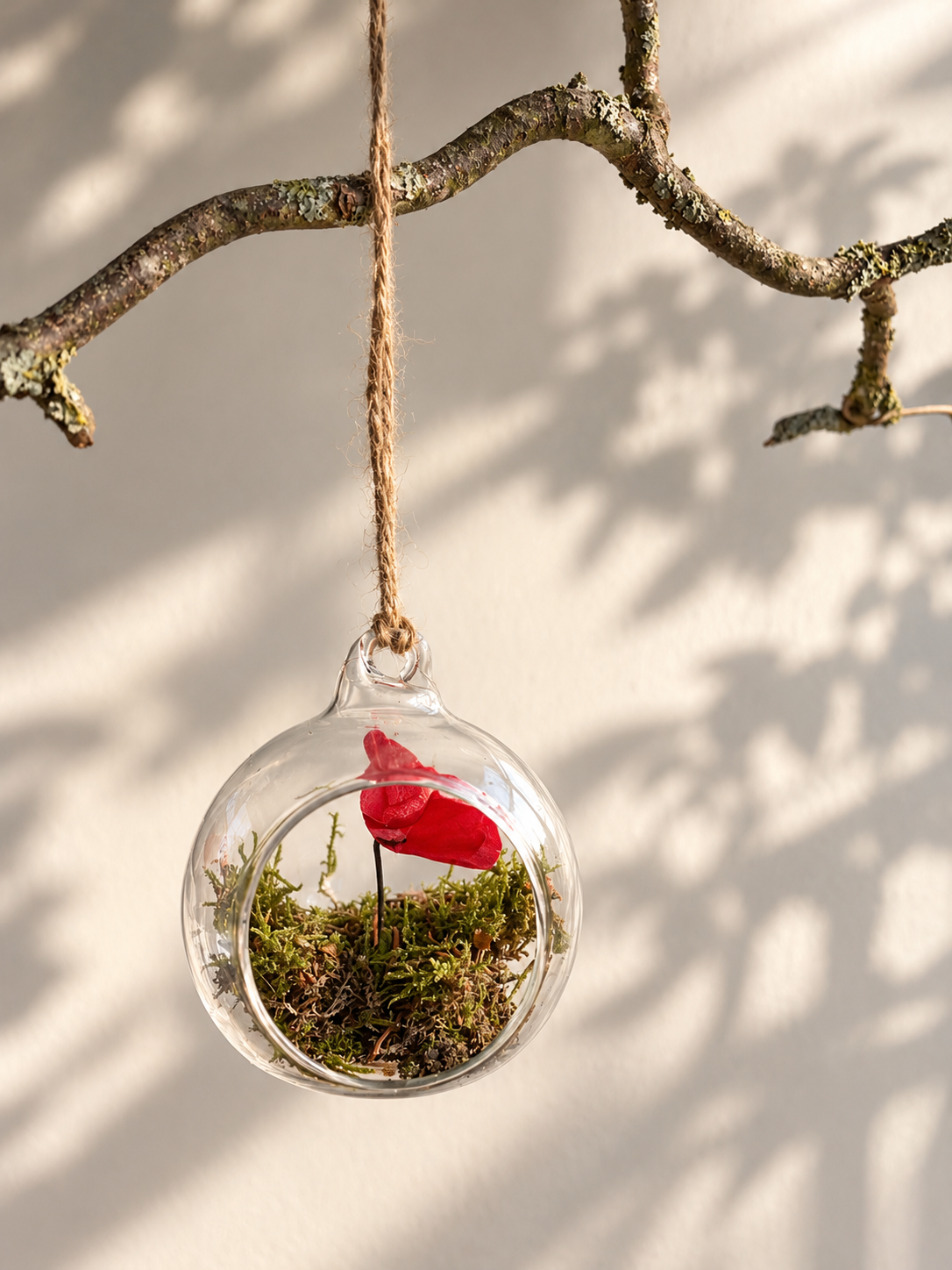 Boule de noël en verre, mousse et coquelicot — à accrocher au sapin