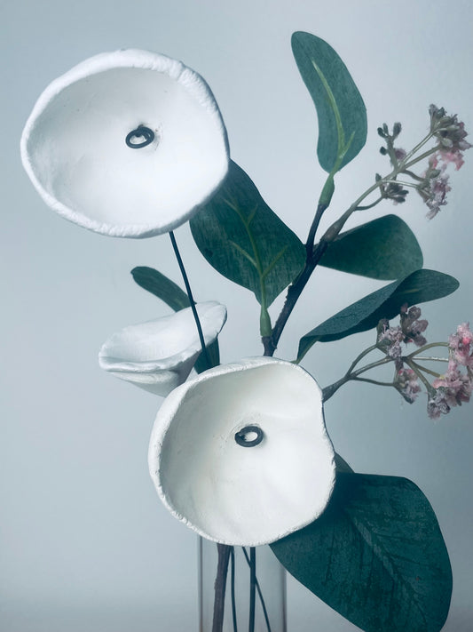 Fleur fOLavriL artisanale en argile sur tige en fil de fer recuit — décoration florale