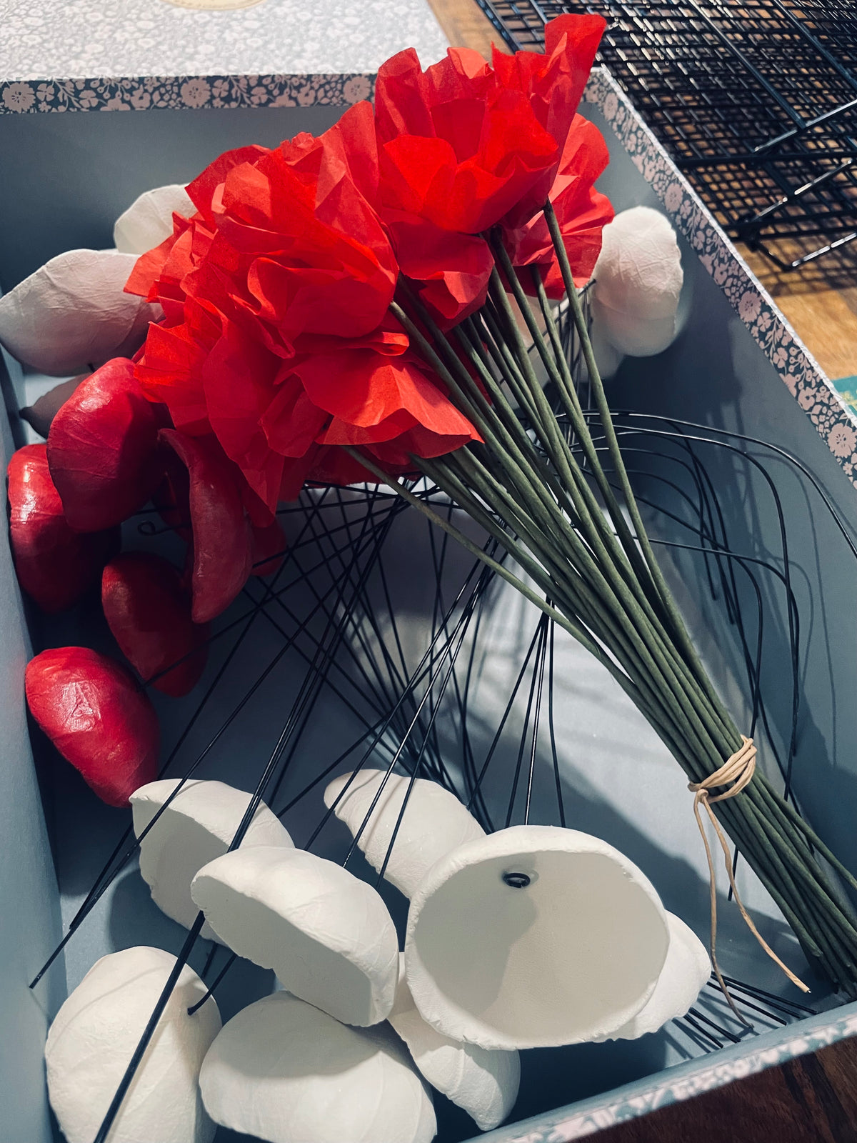 Bouquet de 15 coquelicots en papier de soie et vase en ceramique
